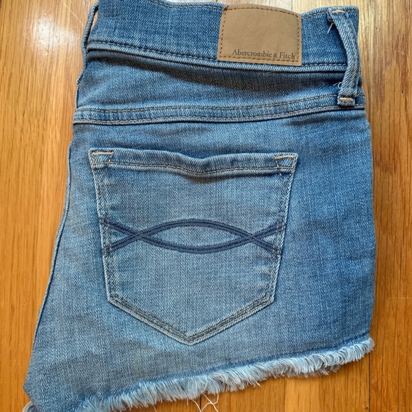 Abercrombie low rise shorts size 2 - Picture 3 of 3